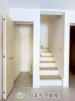 【内装】 | Erde小山市若木町6期　1号棟 | 手すり付きで小さなお子様にも安心の階段スペースです☆
