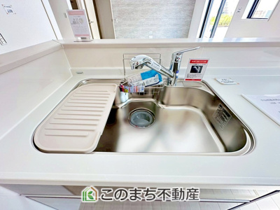 【設備】 | Erde小山市若木町6期　1号棟 | ビルトイン型浄水器を内蔵したキッチン水栓。お米を研いだり、野菜を洗ったりするときなど用途に応じてワンタッチで浄水に切り替えが可能です。カートリッジ式なので、フィルターを簡単に交換する事が出来ます。
