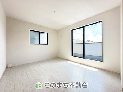 【洋室】 | Erde小山市若木町6期　1号棟 | 陽光がふんだんに降り注ぐお部屋です。陽だまりの空間で、プライベートなお家時間も快適にお過ごしいただけます♪
