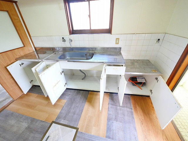 柴屋町借家のキッチン|キッチンでお料理をお楽しみください