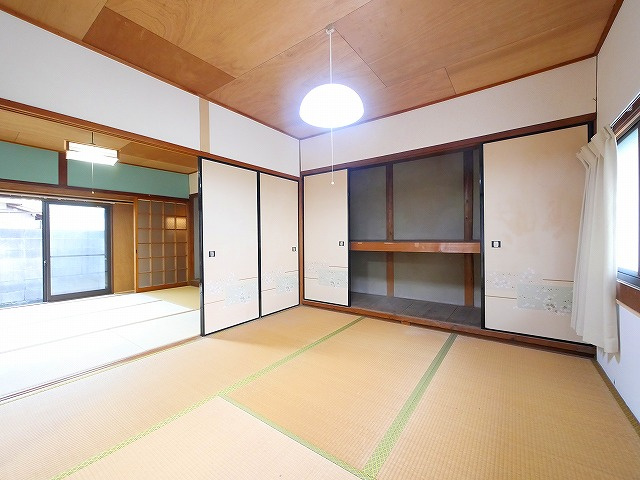 柴屋町借家の和室|畳の上でゆっくりとくつろげる和室です