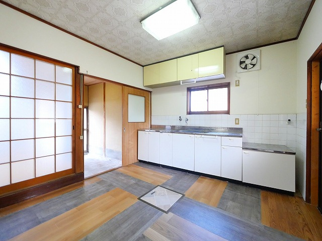 柴屋町借家の居間・リビング|こちらの居間で趣味の時間をお楽しみください