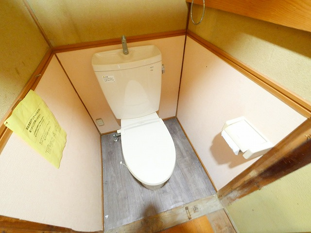 柴屋町借家のトイレ|ゆったりとした空間のトイレです