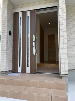 【玄関】 | 中古一戸建　高知市旭天神町（東棟　未使用）