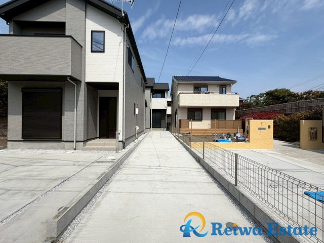新築戸建　茅ヶ崎市東海岸南4丁目の駐車場|お子様の自転車やバイクの置場を確保できるゆとりの駐車スペース♪