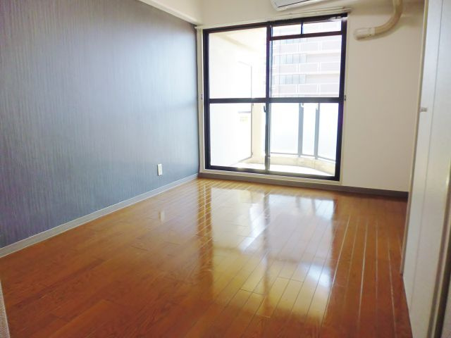 YKハイツ松の内の洋室