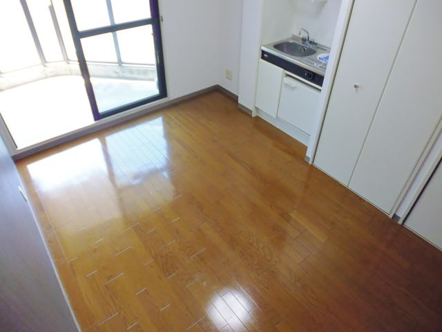 YKハイツ松の内の洋室