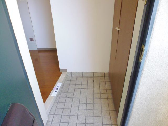 YKハイツ松の内の玄関