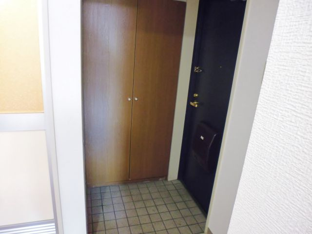 YKハイツ松の内の玄関