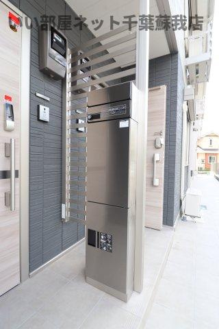 フォレストウッド　B棟のエントランス|宅配ボックスがあると、自分の時間を有効活用できますね！