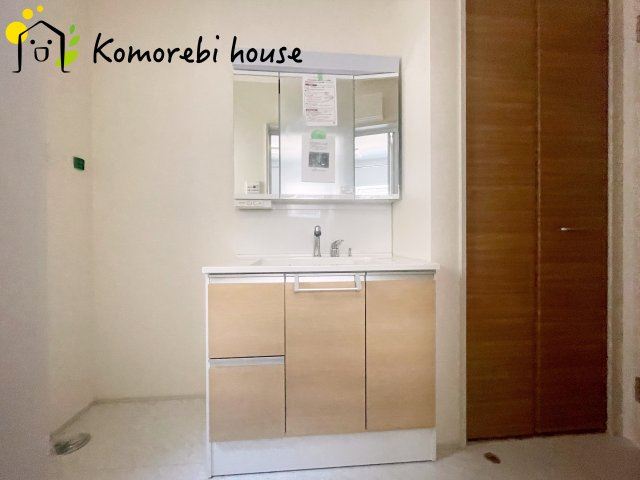 上尾市小泉7丁目　3期　新築一戸建て　ブルーミングガーデン　01の独立洗面台|独立洗面台で身支度をすべて済ませてしまいましょう