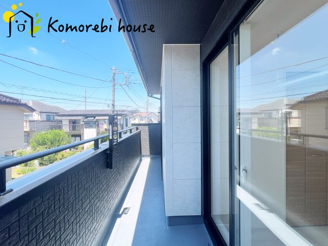 上尾市小泉7丁目　3期　新築一戸建て　ブルーミングガーデン　01のバルコニー|開放的で明るい空間を演出してくれるバルコニーです