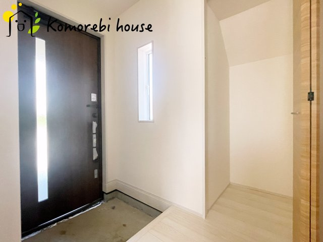上尾市小泉7丁目　3期　新築一戸建て　ブルーミングガーデン　01の玄関|ゆったりとした玄関です