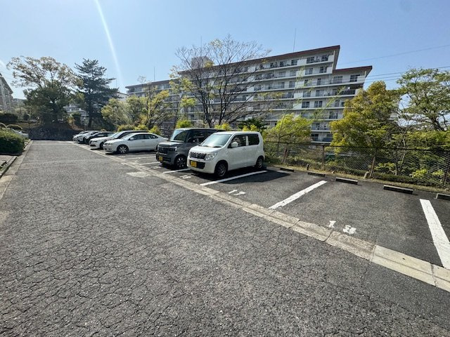 公団狭山住宅4号棟の駐車場