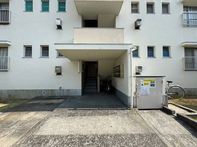 公団狭山住宅4号棟のエントランス