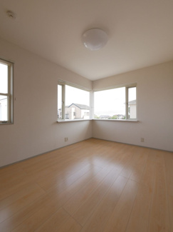 【洋室】 | 南アルプス市山寺 H6年築の建物一新済の中古戸建 全室南向き | 2階東側6帖洋室　大きな出窓と壮大な眺望が自慢のお部屋です。