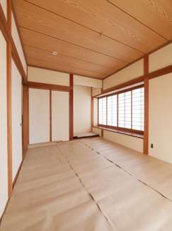 【和室】 | 南アルプス市山寺 H6年築の建物一新済の中古戸建 全室南向き | 床の間・押入付き和室5帖　二面採光でとても明るい和室です。