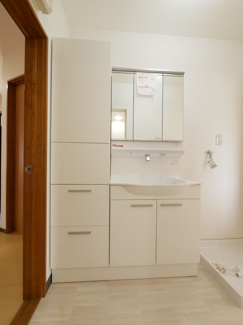 【独立洗面台】 | 南アルプス市山寺 H6年築の建物一新済の中古戸建 全室南向き | 収納付き三面鏡仕様の洗面台　もちろん新品です。