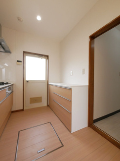 【キッチン】 | 南アルプス市山寺 H6年築の建物一新済の中古戸建 全室南向き | キッチン背面カウンターキャビネット・御勝手口付きのキッチン　床下収納庫あり