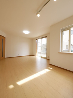 【居間・リビング】 | 南アルプス市山寺 H6年築の建物一新済の中古戸建 全室南向き | 明るい日差しが差し込むリビングです。