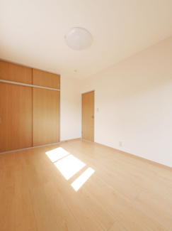 【洋室】 | 南アルプス市山寺 H6年築の建物一新済の中古戸建 全室南向き | 2階西側洋室5帖