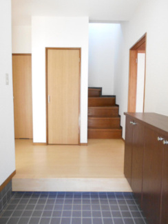 【玄関】 | 南アルプス市山寺 H6年築の建物一新済の中古戸建 全室南向き | 広々とした玄関 シューズボックスもあります。