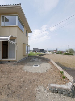 【庭】 | 南アルプス市山寺 H6年築の建物一新済の中古戸建 全室南向き | 駐車スペースとしても利用可能なお庭