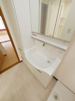 【独立洗面台】 | 南アルプス市山寺 H6年築の建物一新済の中古戸建 全室南向き | ワイドシンク仕様の洗面台