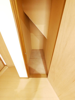 【内装】 | 南アルプス市山寺 H6年築の建物一新済の中古戸建 全室南向き | 1階階段下収納　