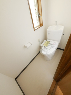 【トイレ】 | 南アルプス市山寺 H6年築の建物一新済の中古戸建 全室南向き | 2階トイレ