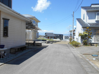 【前面道路含む現地写真】 | 南アルプス市山寺 H6年築の建物一新済の中古戸建 全室南向き | 前面道路は交通量も少なく安心