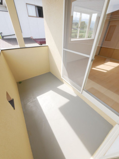 【バルコニー】 | 南アルプス市山寺 H6年築の建物一新済の中古戸建 全室南向き | バルコニーは2部屋からアクセス可能