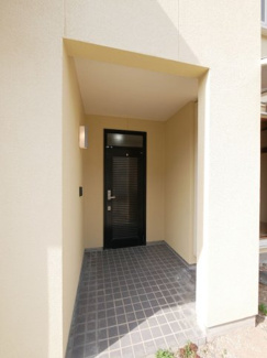 【玄関】 | 南アルプス市山寺 H6年築の建物一新済の中古戸建 全室南向き | 庇付きの玄関　荷物が隠せるので置き配にも対応可能。