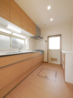 【キッチン】 | 南アルプス市山寺 H6年築の建物一新済の中古戸建 全室南向き | キッチン新品交換 システムキッチンで3口コンロ　背面カウンターキャビネットあり