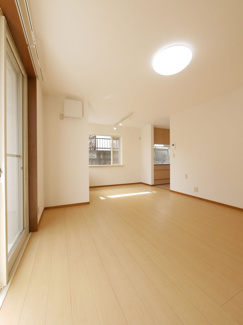 【居間・リビング】 | 南アルプス市山寺 H6年築の建物一新済の中古戸建 全室南向き | リフォームで大変綺麗なリビングに生まれ変わりました。