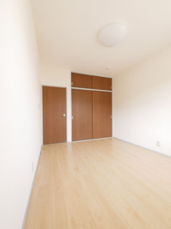 【洋室】 | 南アルプス市山寺 H6年築の建物一新済の中古戸建 全室南向き | 2階真ん中の5帖洋室　畳一枚分のクローゼットあり