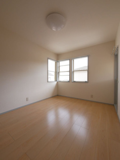 【洋室】 | 南アルプス市山寺 H6年築の建物一新済の中古戸建 全室南向き | 2階真ん中の5帖洋室　バルコニーへアクセス可能