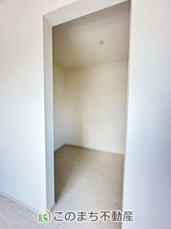 【収納】 | Erde小山市若木町6期　2号棟 | オープンタイプのウォークインクローゼットで収納もたっぷり確保しています。大型荷物も収納できて便利ですね！
