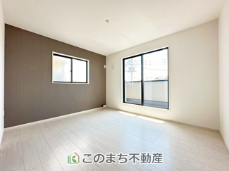 【洋室】 | Erde小山市若木町6期　2号棟 | 各部屋を最大限に広く使って頂ける様に全居室に収納があります。プライベートルームはゆったりと快適に。その他たくさんの収納スペースをご用意しております。収納の多さもお家選びのポイントの一つになります♪
