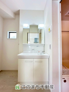 【独立洗面台】 | Erde小山市若木町6期　2号棟 | 収納豊富な3面鏡の洗面台にはハンドシャワー完備です
