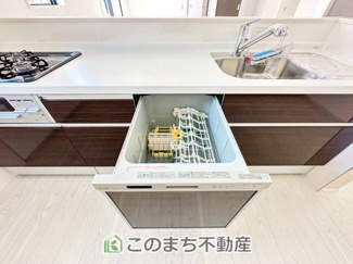 【設備】 | Erde小山市若木町6期　2号棟 | あったらいいなの代表的な設備である食洗機。ビルトイン型で、おさまりもよく、使い勝手も良好です。料理をするのは好きだけど、後片付けは苦手な方に重宝します。洗う手間がないので、時間を有効に使えますね。
