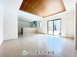 【居間・リビング】 | Erde小山市若木町6期　2号棟 | オープンでのびやかな空間を生み出す、こだわりの広がりとゆとり。家族と過ごす時間を大切にしたい方にぴったりの明るくゆとりある住空間です。
