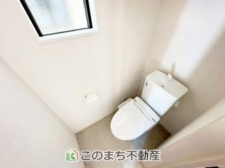 【トイレ】 | Erde小山市若木町6期　2号棟 | 小窓から換気ができて清潔なトイレスペース☆ウォシュレット搭載です！
