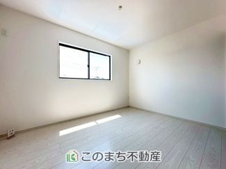 【洋室】 | Erde小山市若木町6期　2号棟 | 居室のサッシにはペアガラスを採用しております。高い断熱性による省エネと結露対策に有効です。
