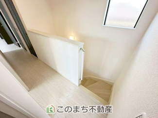 【内装】 | Erde小山市若木町6期　2号棟 | 手すり付きで小さなお子様にも安心の階段スペースです☆
