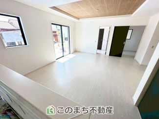 【居間・リビング】 | Erde小山市若木町6期　2号棟 | 南側から暖かな日差しが差し込みます♪キッチンからリビングの様子がよく見渡せます☆
