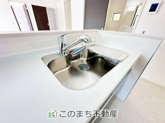 【設備】 | Erde小山市若木町6期　2号棟 | ビルトイン型浄水器を内蔵したキッチン水栓。お米を研いだり、野菜を洗ったりするときなど用途に応じてワンタッチで浄水に切り替えが可能です。カートリッジ式なので、フィルターを簡単に交換する事が出来ます。
