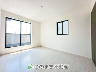 【洋室】 | Erde小山市若木町6期　2号棟 | 陽光がふんだんに降り注ぐお部屋です。陽だまりの空間で、プライベートなお家時間も快適にお過ごしいただけます♪
