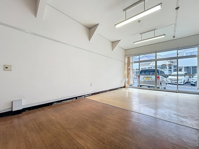 【居間・リビング】 | 朝日東光台住居付テナント