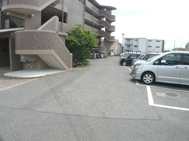 パールグレイスの駐車場